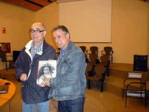 El pintor -y miembro del 'Comando Jerez'-, Pepe Rodríguez, con el libro de David.